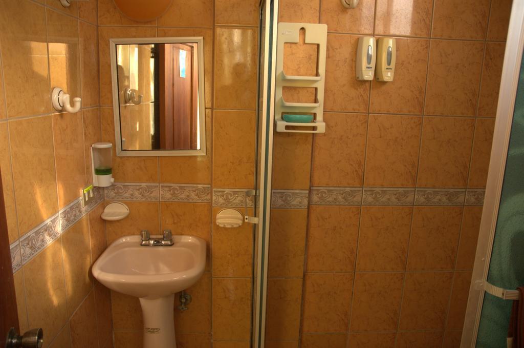 Hostal La Isla Del Descanso Puerto Villamil Exteriör bild