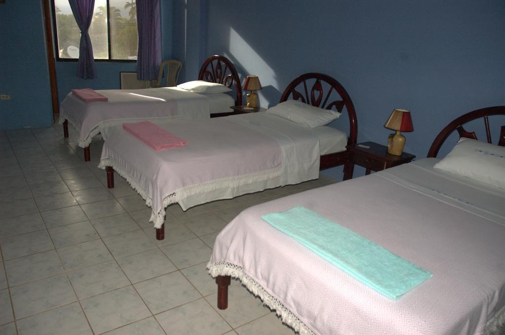 Hostal La Isla Del Descanso Puerto Villamil Exteriör bild