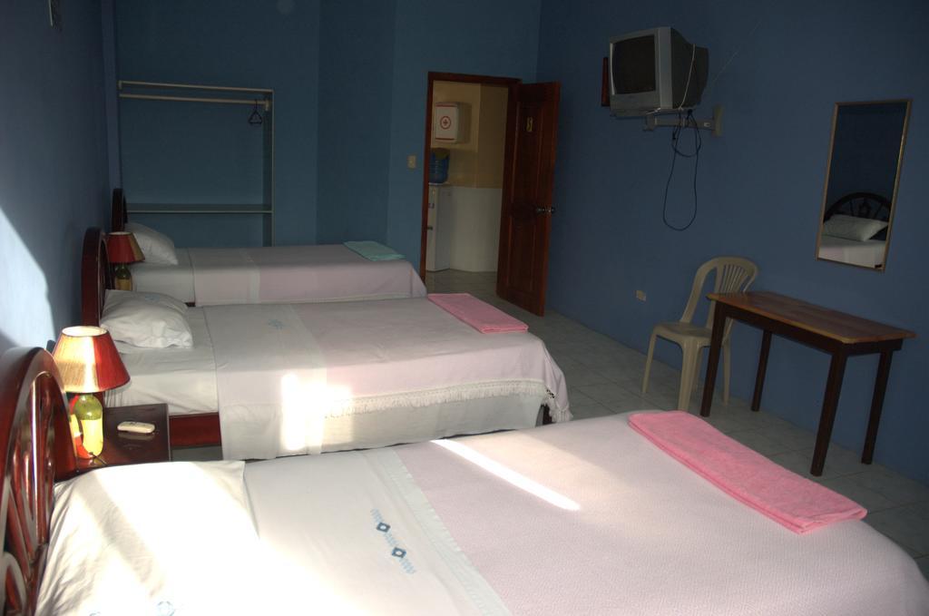 Hostal La Isla Del Descanso Puerto Villamil Exteriör bild