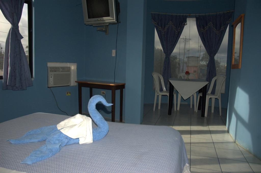 Hostal La Isla Del Descanso Puerto Villamil Exteriör bild