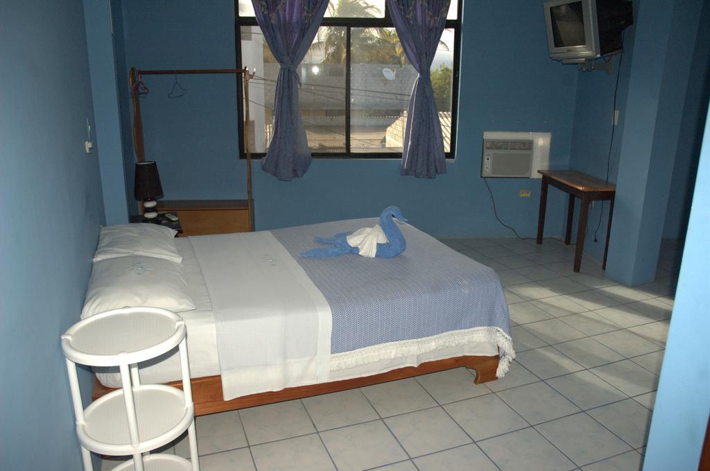 Hostal La Isla Del Descanso Puerto Villamil Exteriör bild