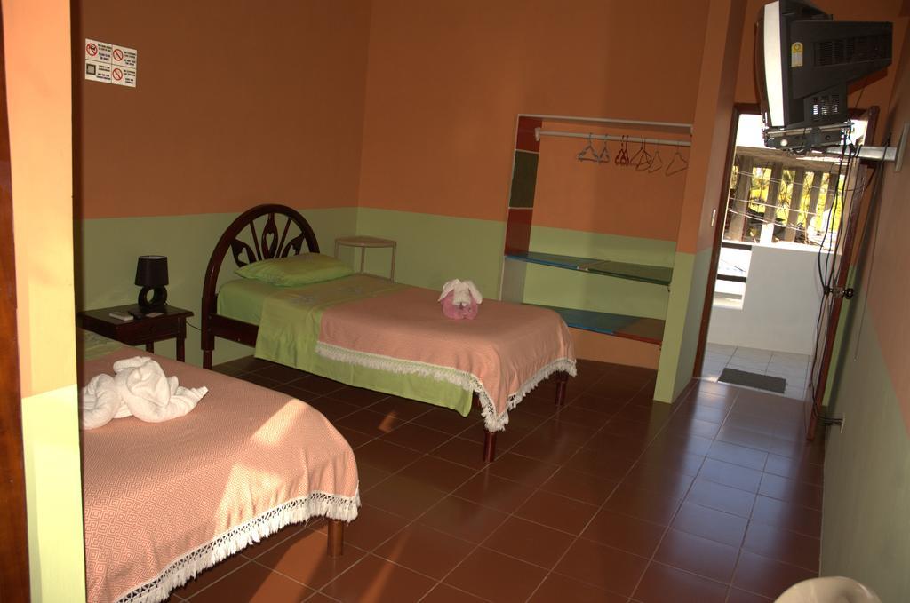 Hostal La Isla Del Descanso Puerto Villamil Exteriör bild