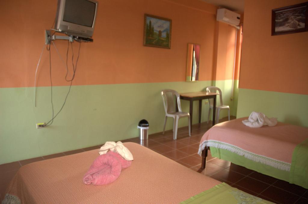 Hostal La Isla Del Descanso Puerto Villamil Exteriör bild