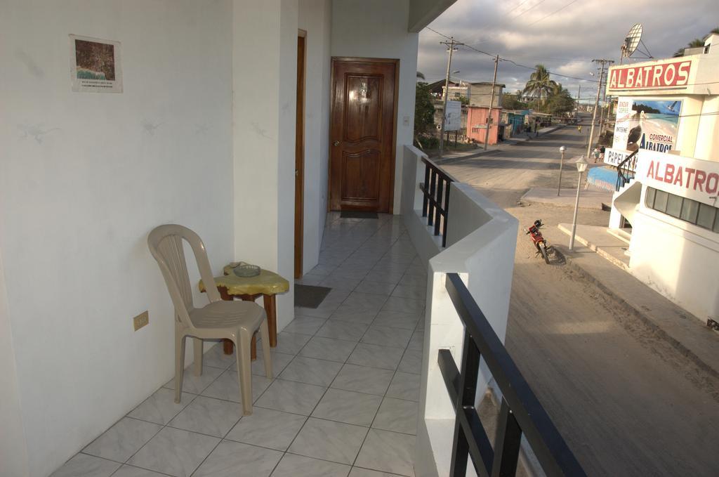 Hostal La Isla Del Descanso Puerto Villamil Exteriör bild