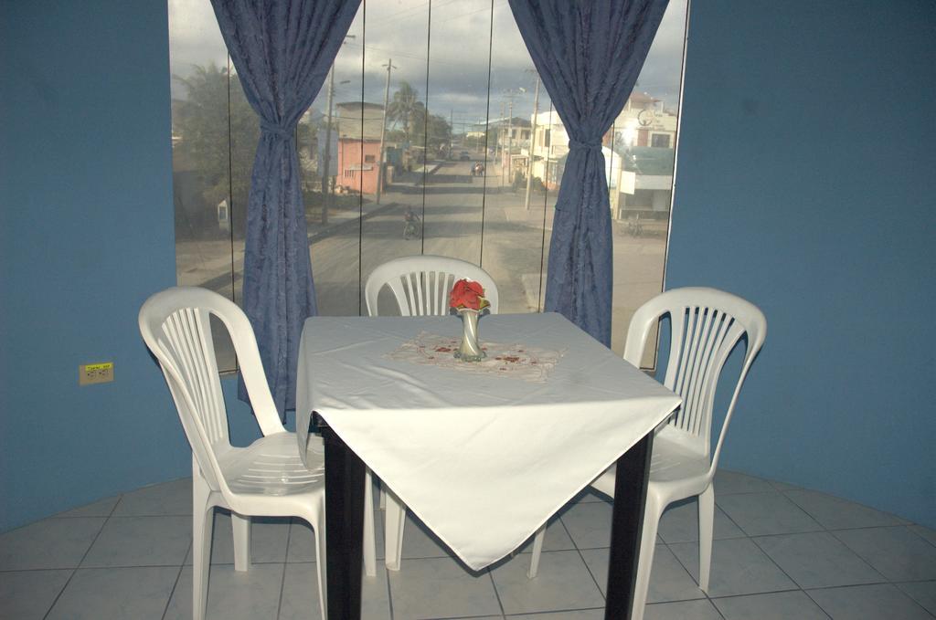 Hostal La Isla Del Descanso Puerto Villamil Exteriör bild