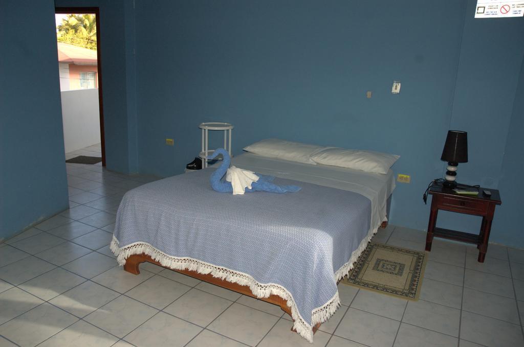 Hostal La Isla Del Descanso Puerto Villamil Exteriör bild