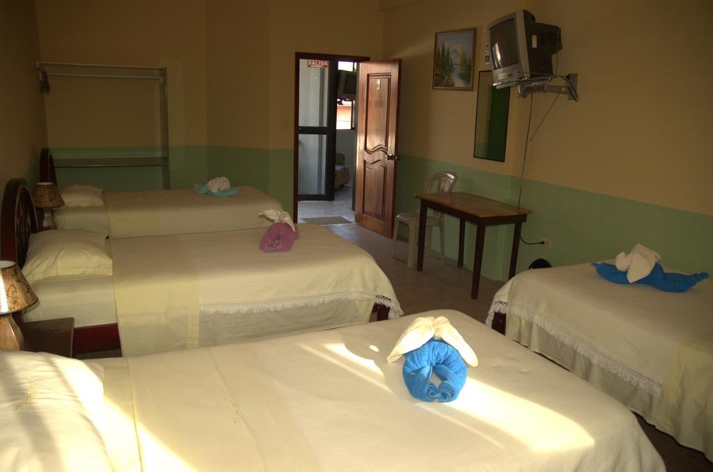 Hostal La Isla Del Descanso Puerto Villamil Exteriör bild