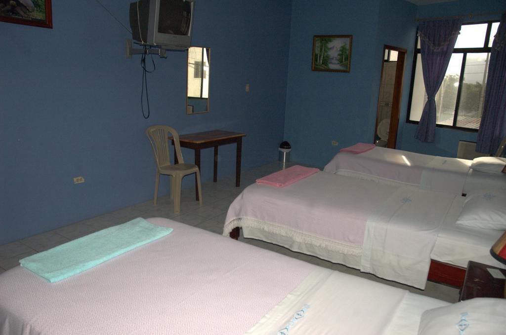 Hostal La Isla Del Descanso Puerto Villamil Exteriör bild