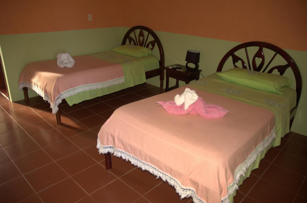 Hostal La Isla Del Descanso Puerto Villamil Exteriör bild