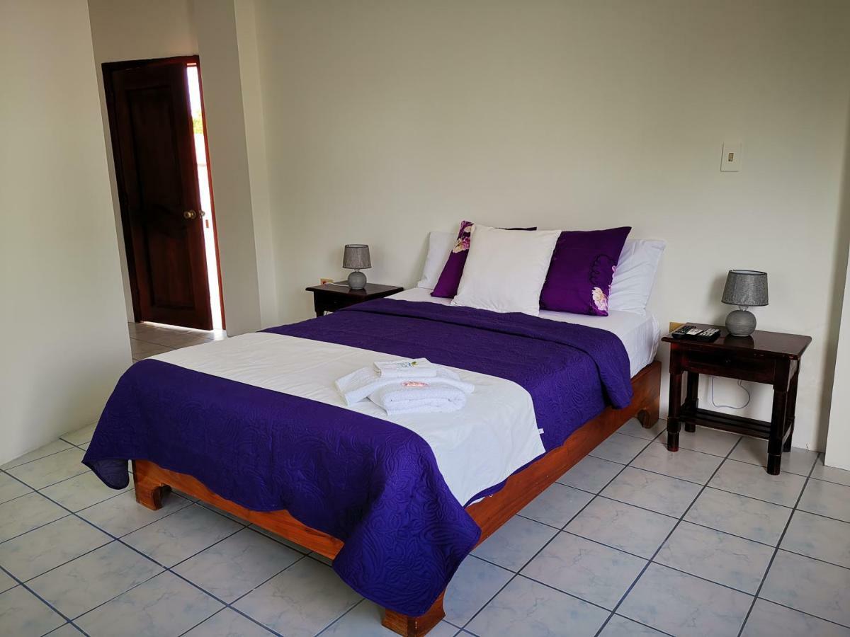 Hostal La Isla Del Descanso Puerto Villamil Exteriör bild