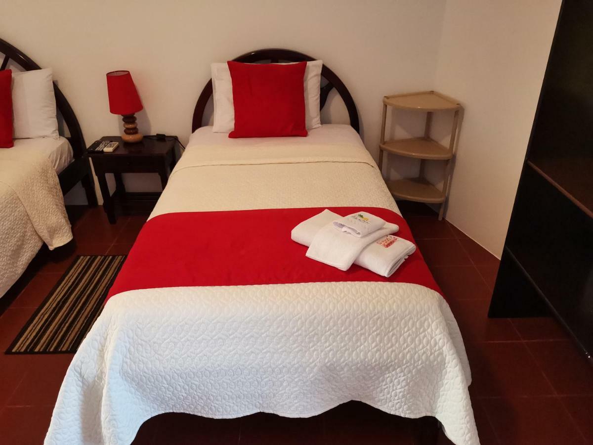 Hostal La Isla Del Descanso Puerto Villamil Exteriör bild