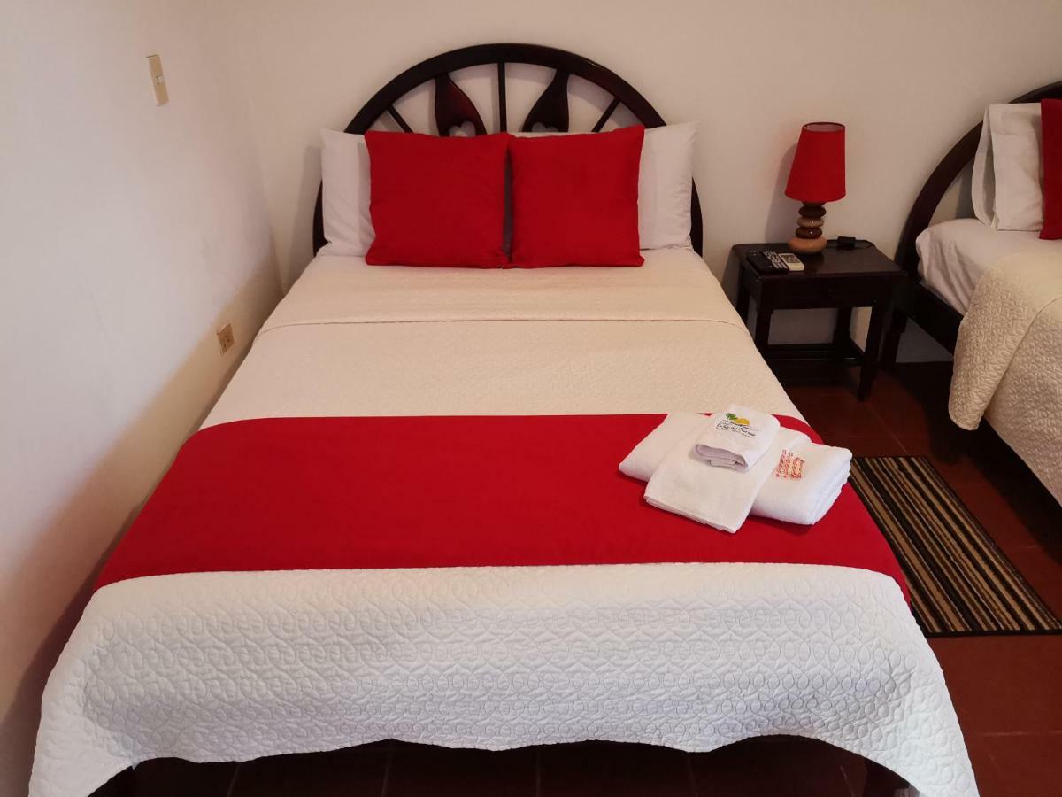 Hostal La Isla Del Descanso Puerto Villamil Exteriör bild
