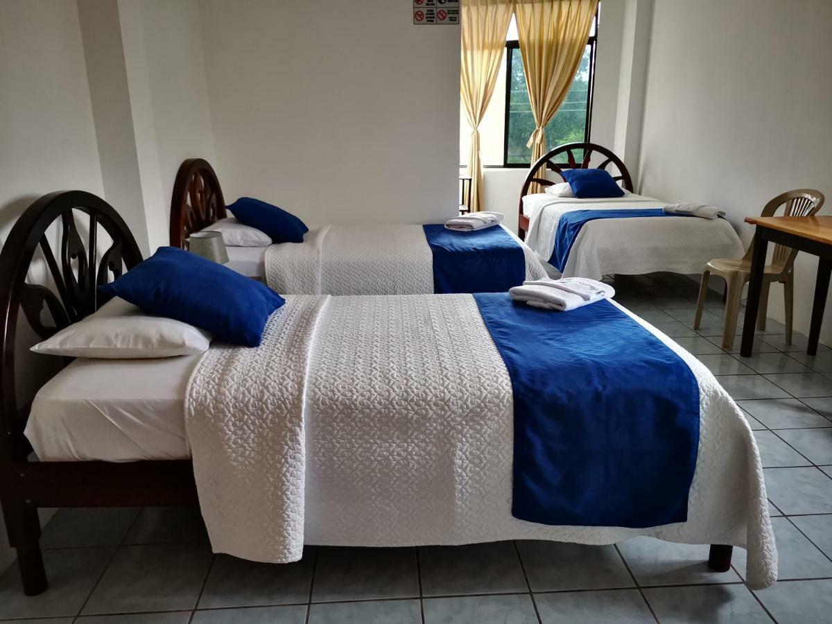 Hostal La Isla Del Descanso Puerto Villamil Exteriör bild