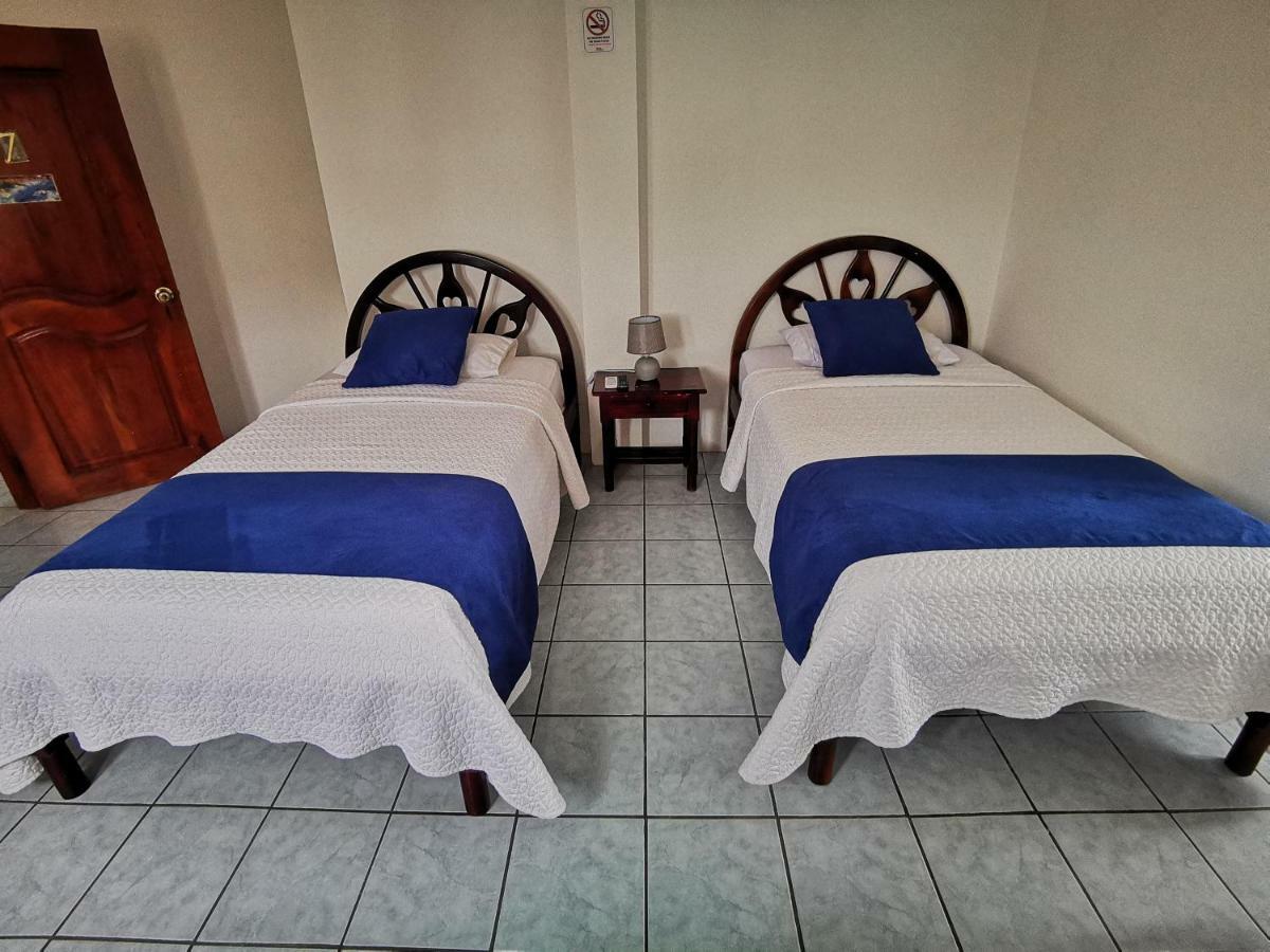 Hostal La Isla Del Descanso Puerto Villamil Exteriör bild