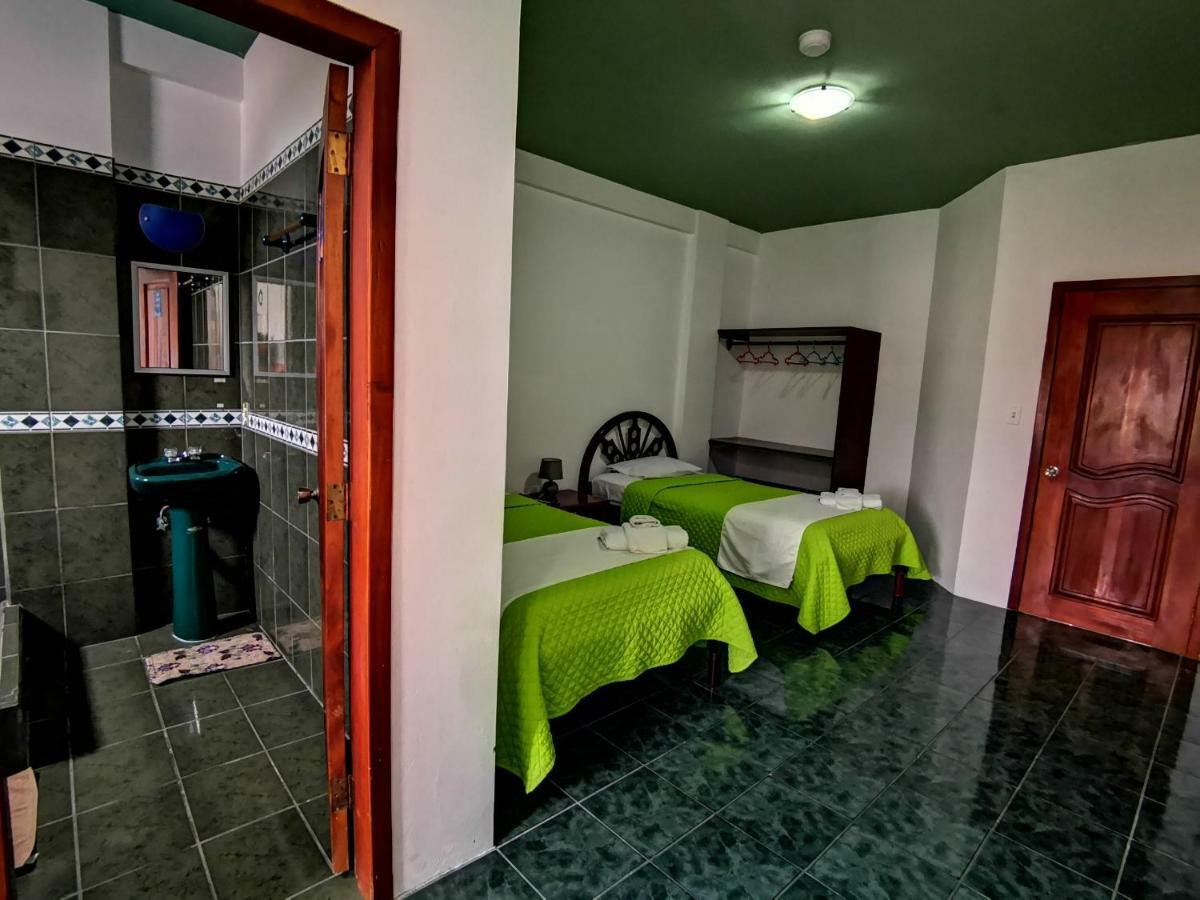 Hostal La Isla Del Descanso Puerto Villamil Exteriör bild
