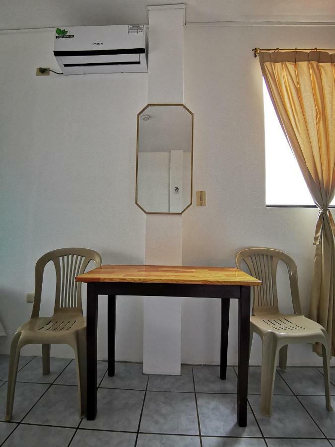 Hostal La Isla Del Descanso Puerto Villamil Exteriör bild