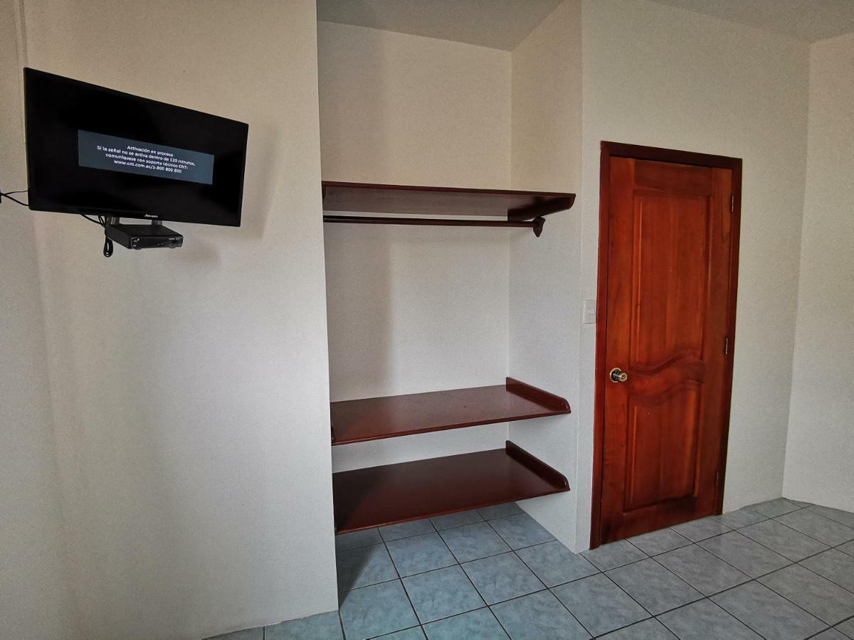 Hostal La Isla Del Descanso Puerto Villamil Exteriör bild