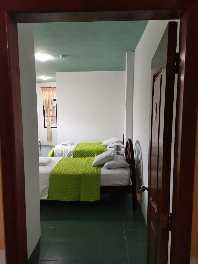 Hostal La Isla Del Descanso Puerto Villamil Exteriör bild